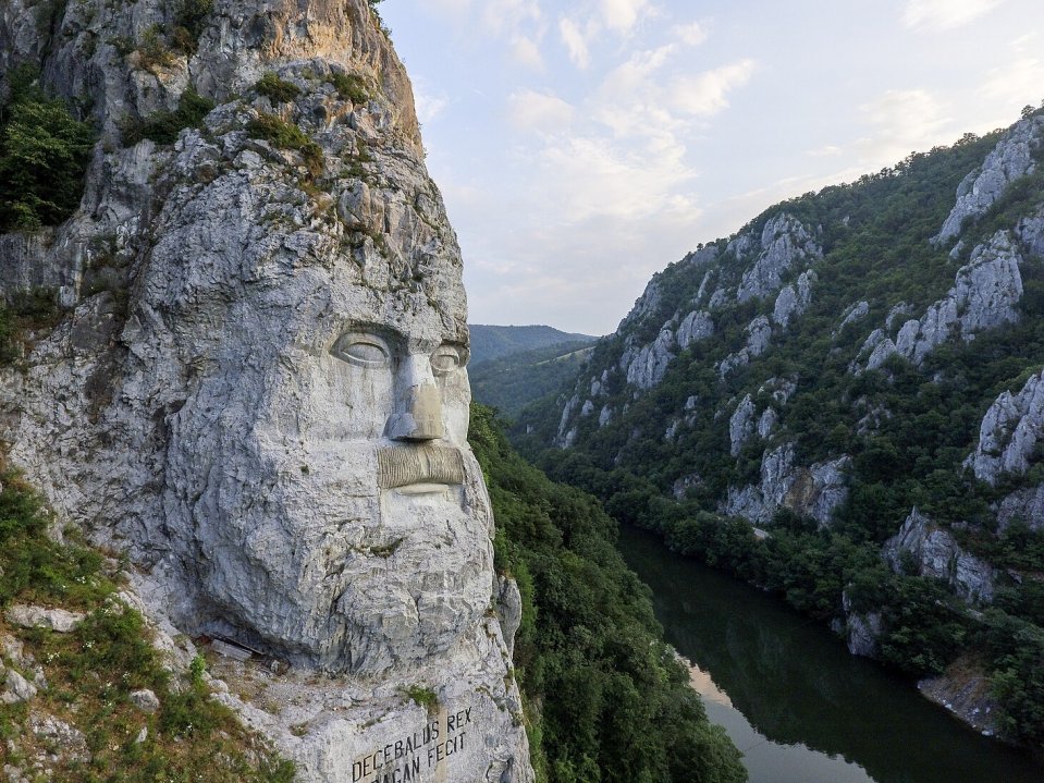 Statuia_Chipul_lui_Decebal_-_Cazanele_Dunării,_România.jpg