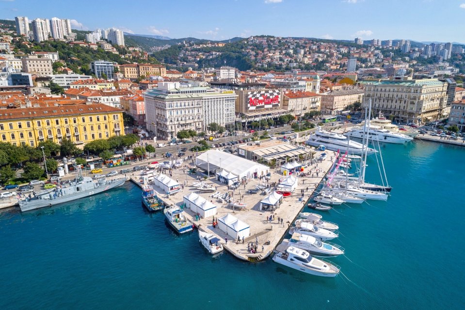 Rijeka_Riva_promenade_aerial_WIKI.jpg