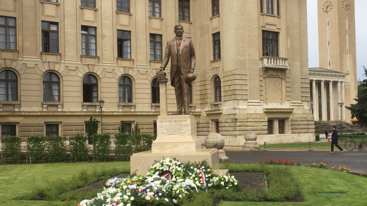 Klebelsberg_szobra_Debrecenben (2).jpg