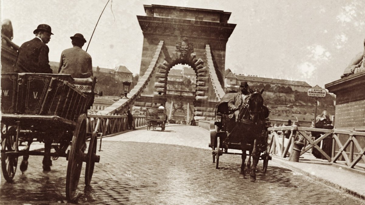 Lánchíd 1900_Fortepan_93392_Photo - Géza Dabasy Fromm_Fortepan_No.93392.jpg