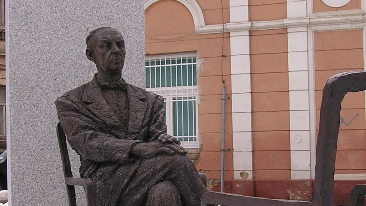 Márai szobra Kassán_Wikipedia2.jpeg