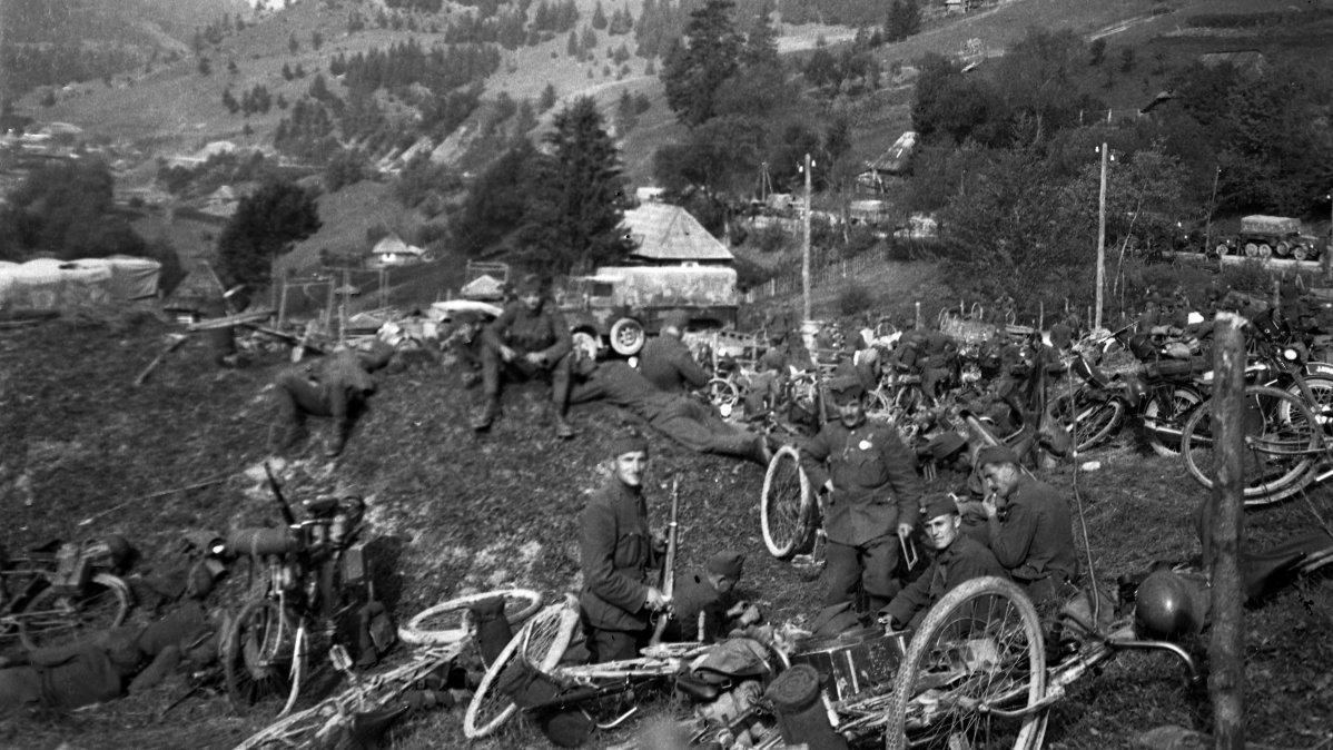 A Magyar Királyi Honvédség III. Kerékpáros Zászlóaljának katonáiNagyszőlős környékén 1940, Fortepan  Fábián István_fortepan_256022.jpg